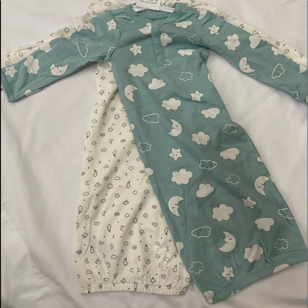 Newborn baby open bottom body suit.